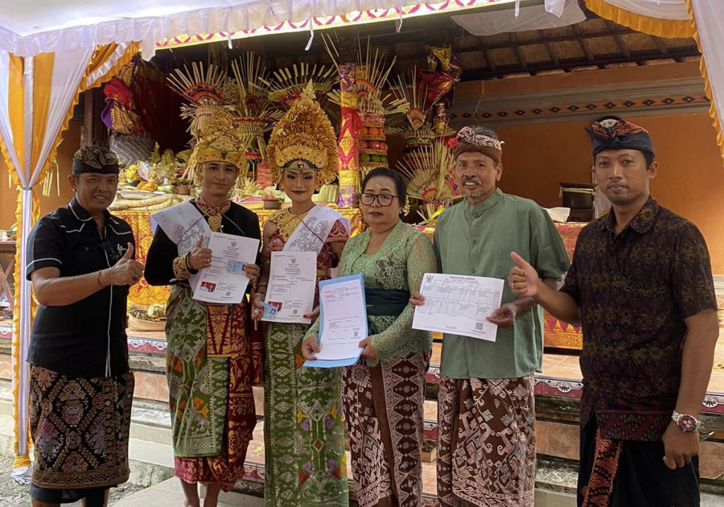 Desa Dalung Serahkan KK Baru, Akta Perkawinan dan (KTP) Baru Implementasi Smartvillage di Banjar Pendem